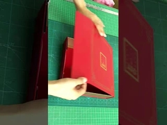 Scatola di fiori in cartone con timbro d'oro